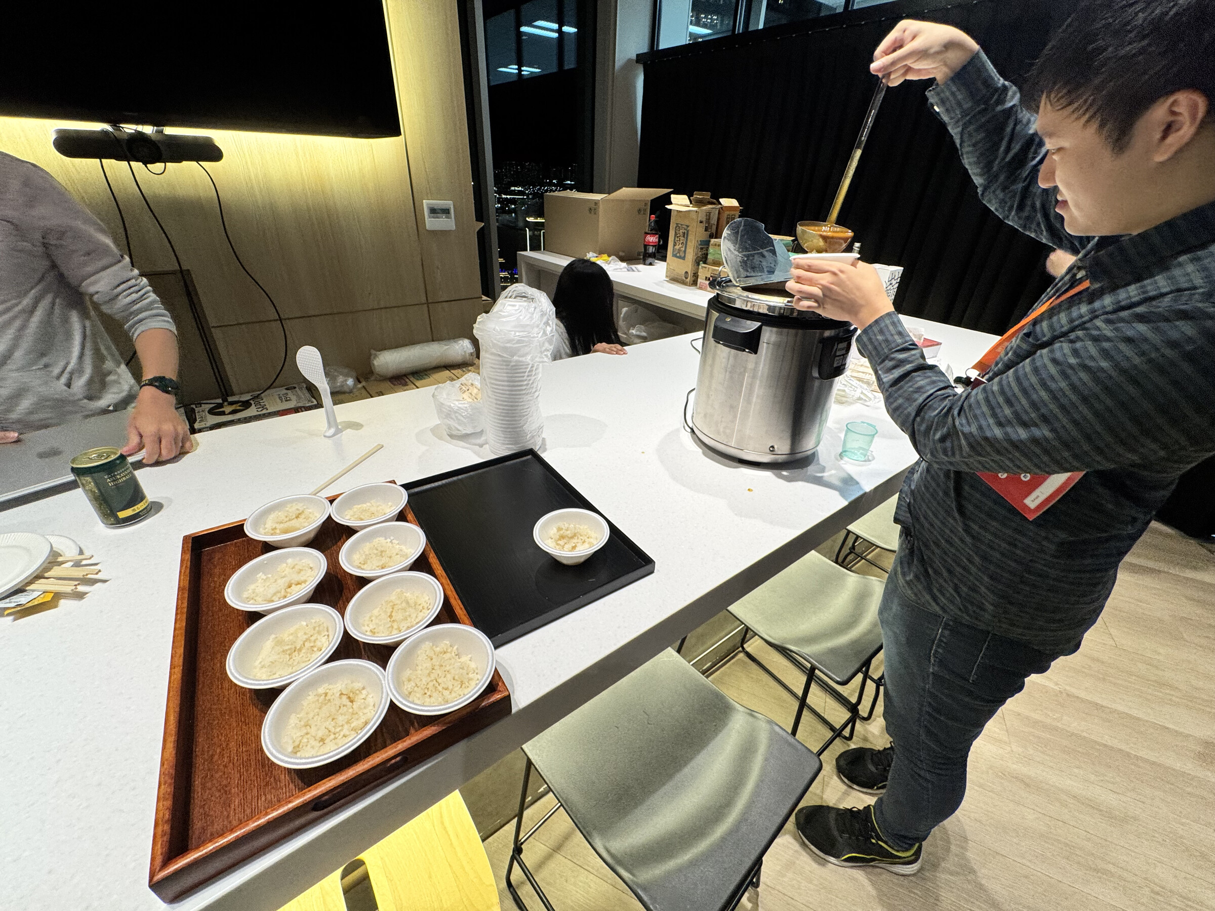懇親会の食事を用意している様子