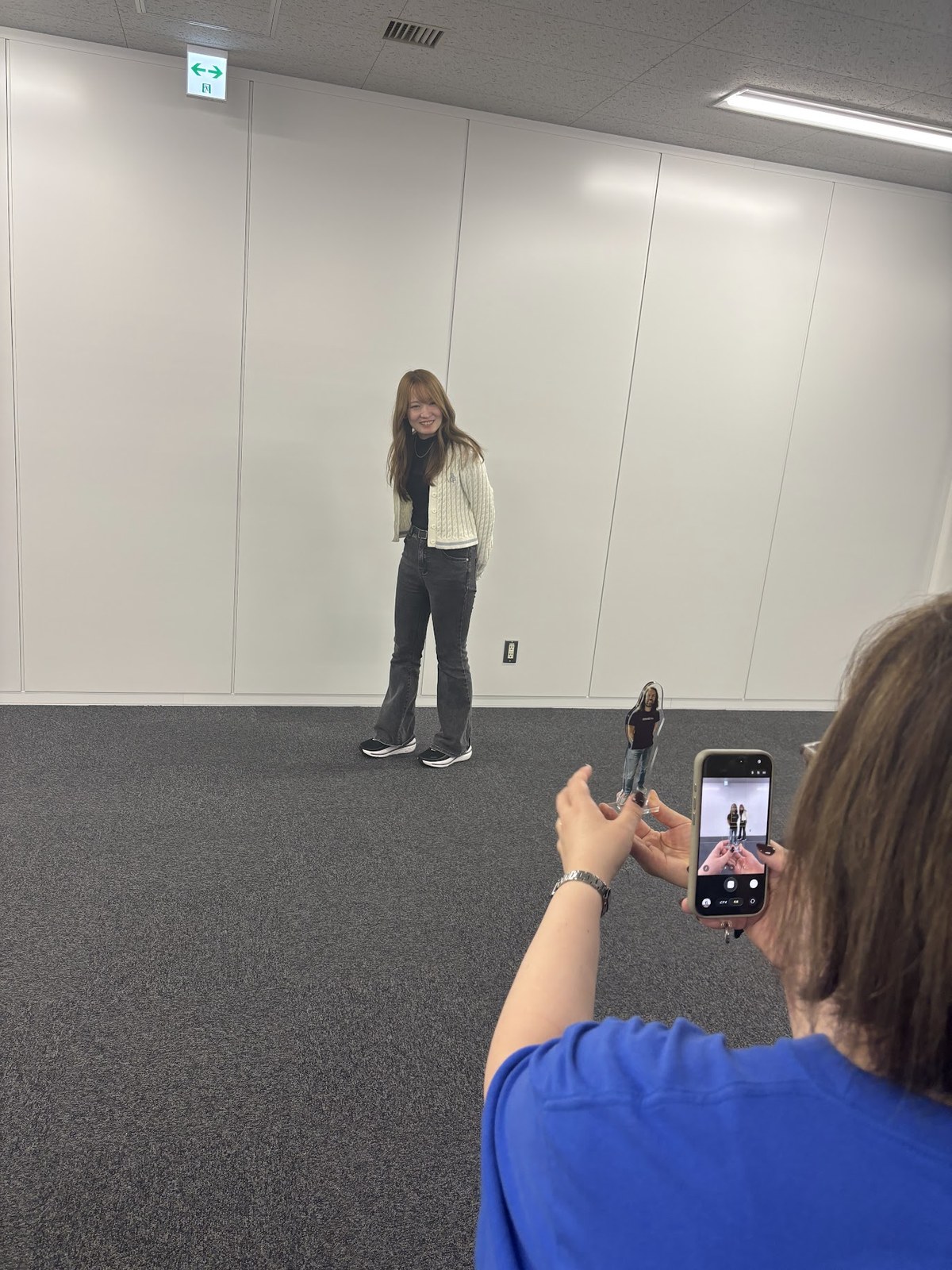 アクスタと一緒に写真を撮って推し活